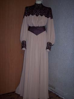 Платье бежевое с поясом