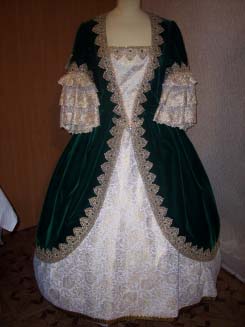 Платье из изумрудного бархата