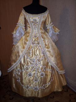 Платье из золотой парчи