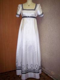 Платье из белой тафты, с графичным рисунком
