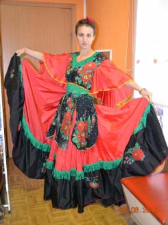 Цыганское платье с черно-красными цветами и зеленой бахромой